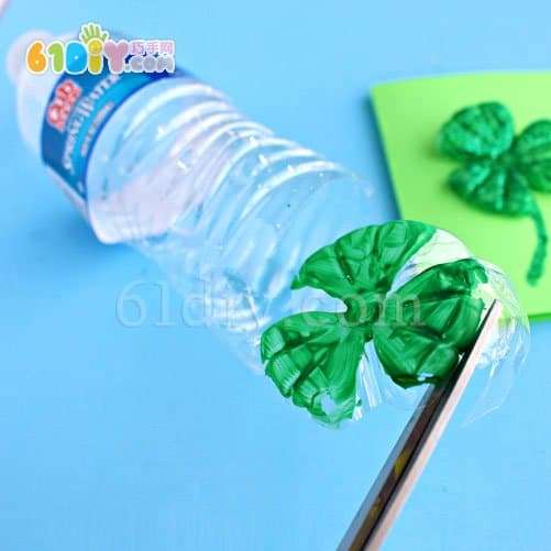 Making beautiful clover at the bottom of the mineral water bottle