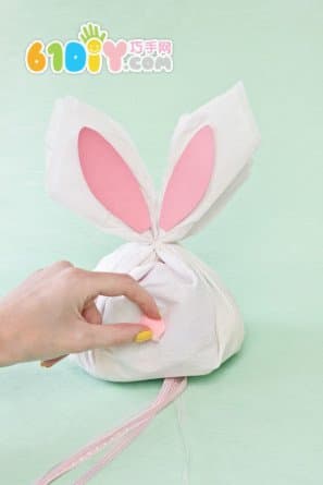 Easter DIY Tissue Rabbit Bracelet