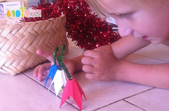 Egg tray making Christmas pendant