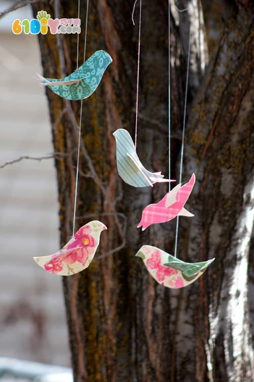 Parent-child making three-dimensional bird ornaments