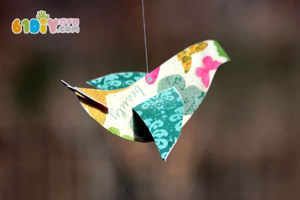 Parent-child making three-dimensional bird ornaments