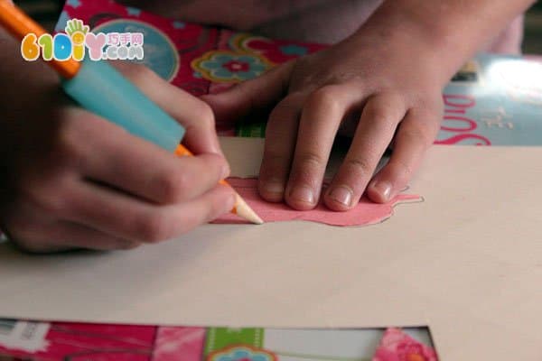 Parent-child making three-dimensional bird ornaments