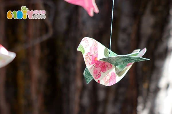 Parent-child making three-dimensional bird ornaments