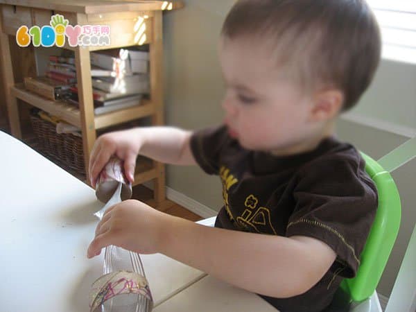 Baby handmade DIY paper tube necklace