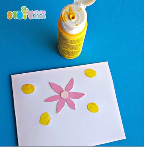 Making Mother's Day Card Flower Handprinting Bee Card