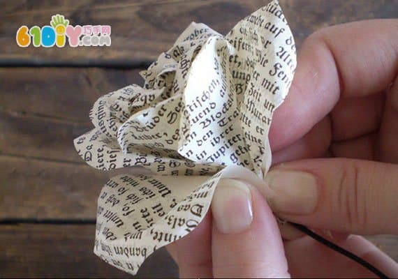 Old newspaper rose making tutorial