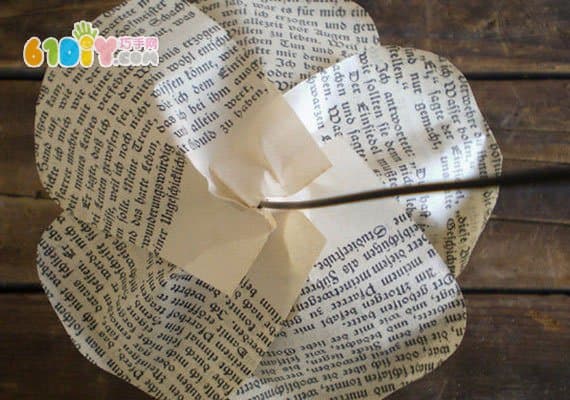 Old newspaper rose making tutorial