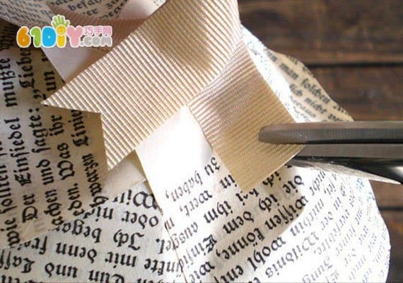 Old newspaper rose making tutorial