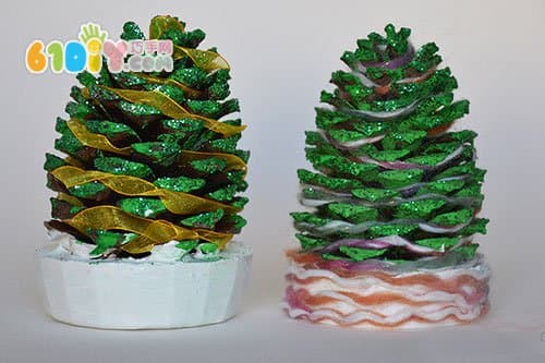Waste utilization manual pinecone mini christmas tree