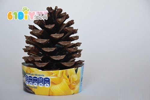 Waste utilization manual pinecone mini christmas tree