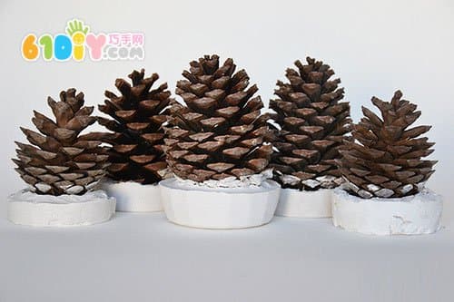 Waste utilization manual pinecone mini christmas tree