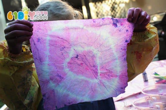 Children's DIY paper towels play tie dye