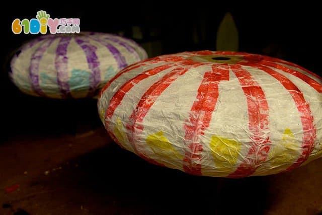 Mid-Autumn Festival handmade waste cardboard making spherical lantern