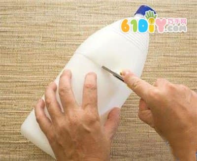 Milk barrel waste using DIY to make embroidered pen holder