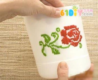 Milk barrel waste using DIY to make embroidered pen holder