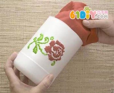 Milk barrel waste using DIY to make embroidered pen holder