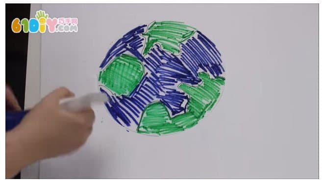Cut a circle with a paper towel,