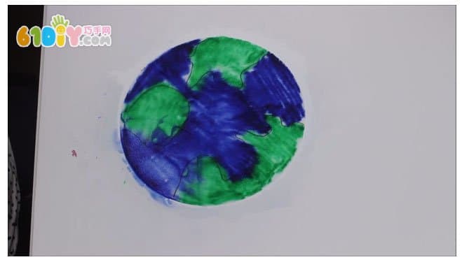 Cut a circle with a paper towel,