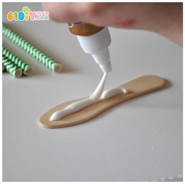 Children's handmade ice cream stick straw DIY Christmas tree