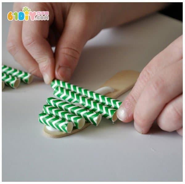 Children's handmade ice cream stick straw DIY Christmas tree