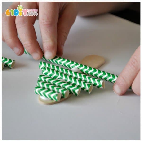 Children's handmade ice cream stick straw DIY Christmas tree