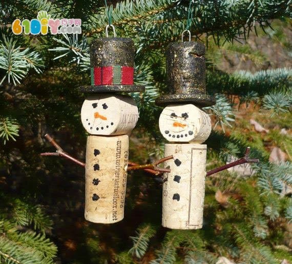 Wine bottle stoppers become waste and make various Christmas decorations