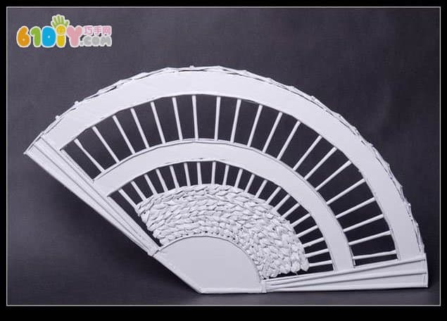 Making classical decorative fans from old newspapers and cardboard