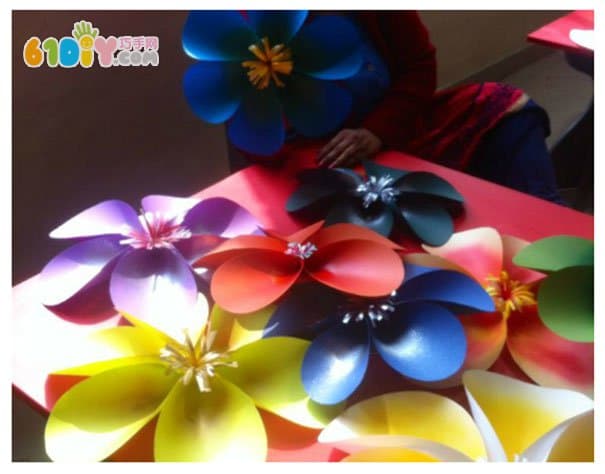 Simple three-dimensional decorative flower making method