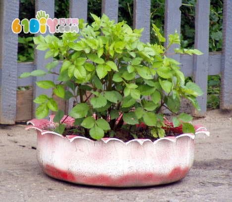 Making large flower pots from old tires