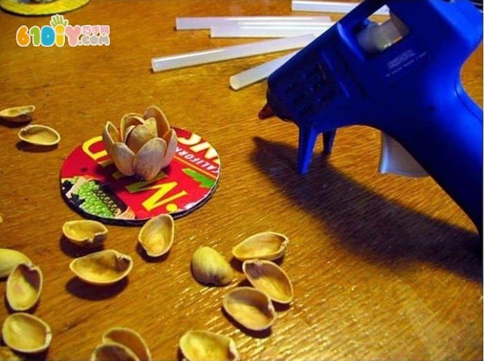 Pistachio shell flower making