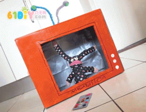 Children turn waste into treasure handmade waste carton TV