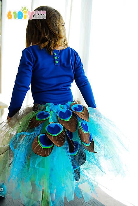 Kindergarten costumes, old mosquito nets, non-woven fabrics, peacock costumes