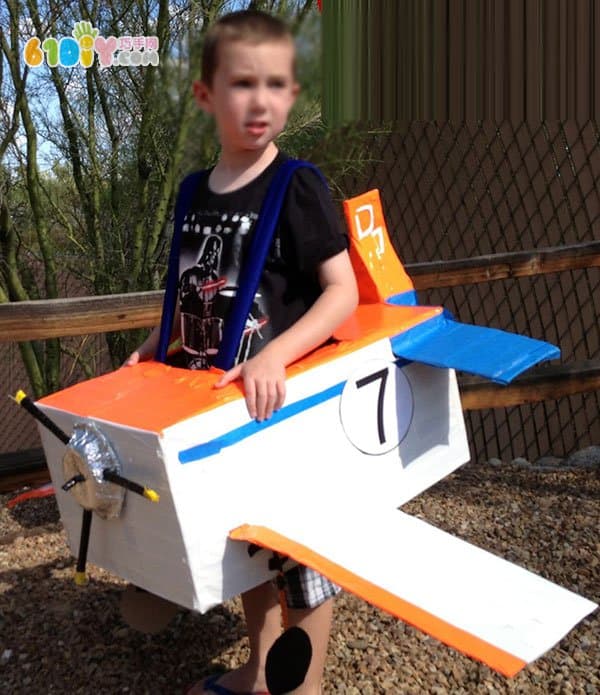 Carton making large toy airplanes