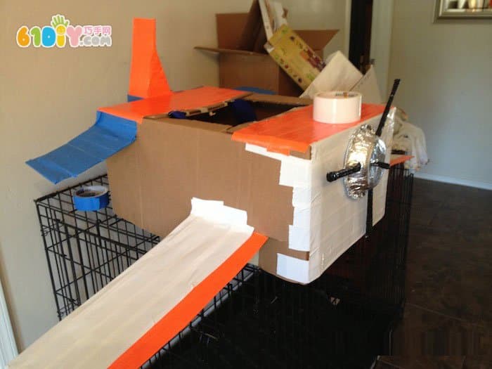 Carton making large toy airplanes