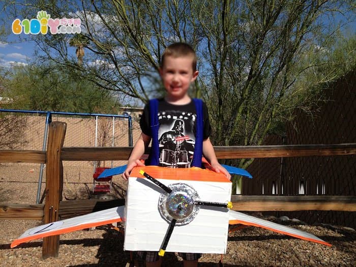 Carton making large toy airplanes