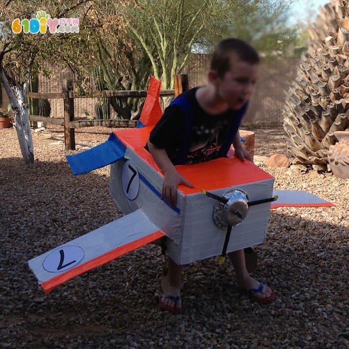 Carton making large toy airplanes