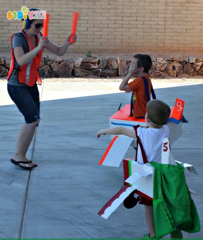 Carton making large toy airplanes