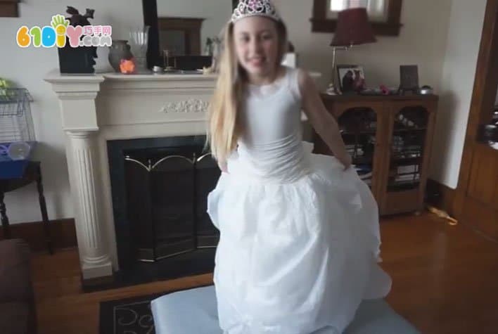 Kindergarten fashion show plastic bag making wedding princess dress