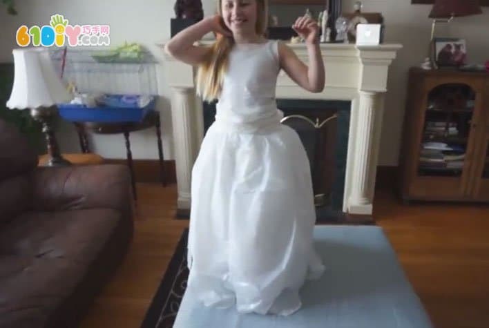 Kindergarten fashion show plastic bag making wedding princess dress