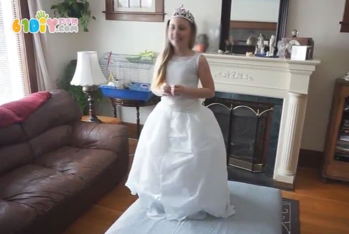 Kindergarten fashion show plastic bag making wedding princess dress