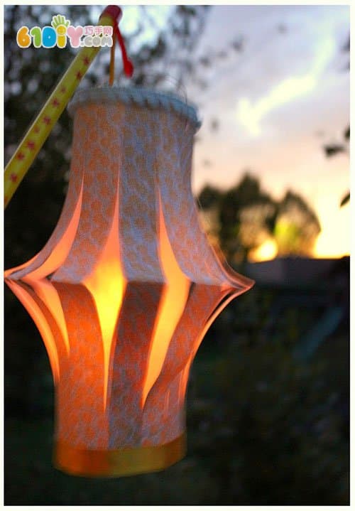 Mid-Autumn Festival children make simple colored paper lanterns