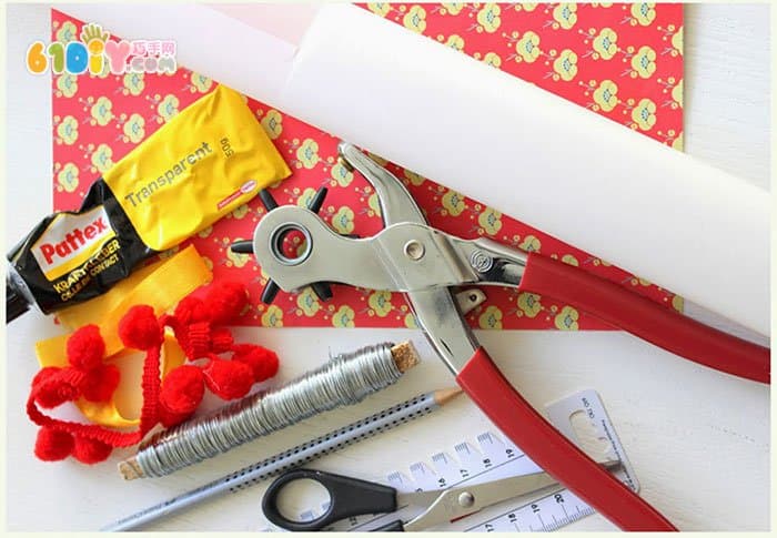 Mid-Autumn Festival children make simple colored paper lanterns