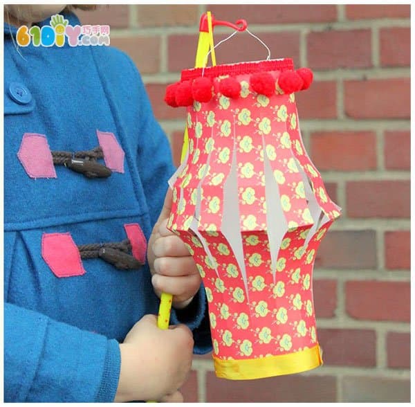 Mid-Autumn Festival children make simple colored paper lanterns