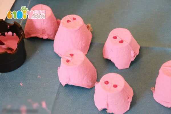 Children's handmade egg tray making pig nose