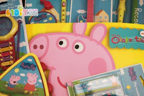 Children's handmade egg tray making pig nose