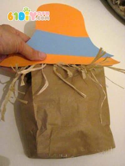 Children use waste paper bags to make scarecrow