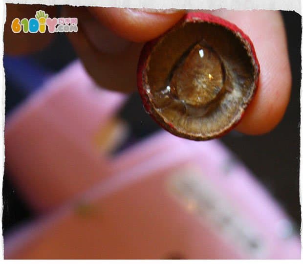 Young children use acorns to make small mushrooms