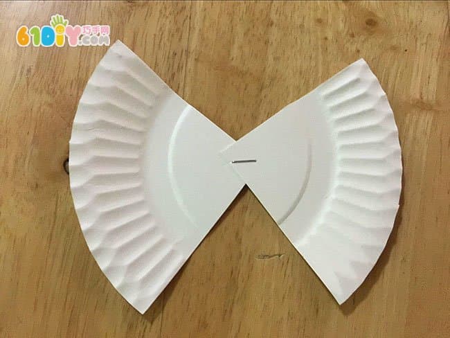 Children's autumn handmade butterfly made with leaves paper plate