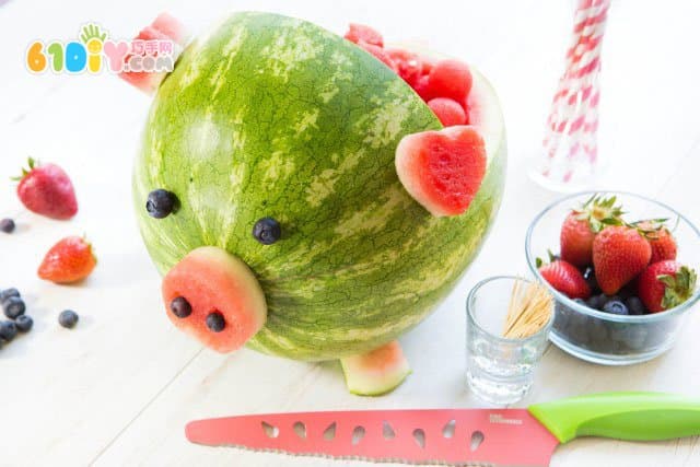 Summer fun How to make cute piglets with watermelon