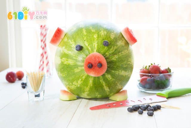 Summer fun How to make cute piglets with watermelon